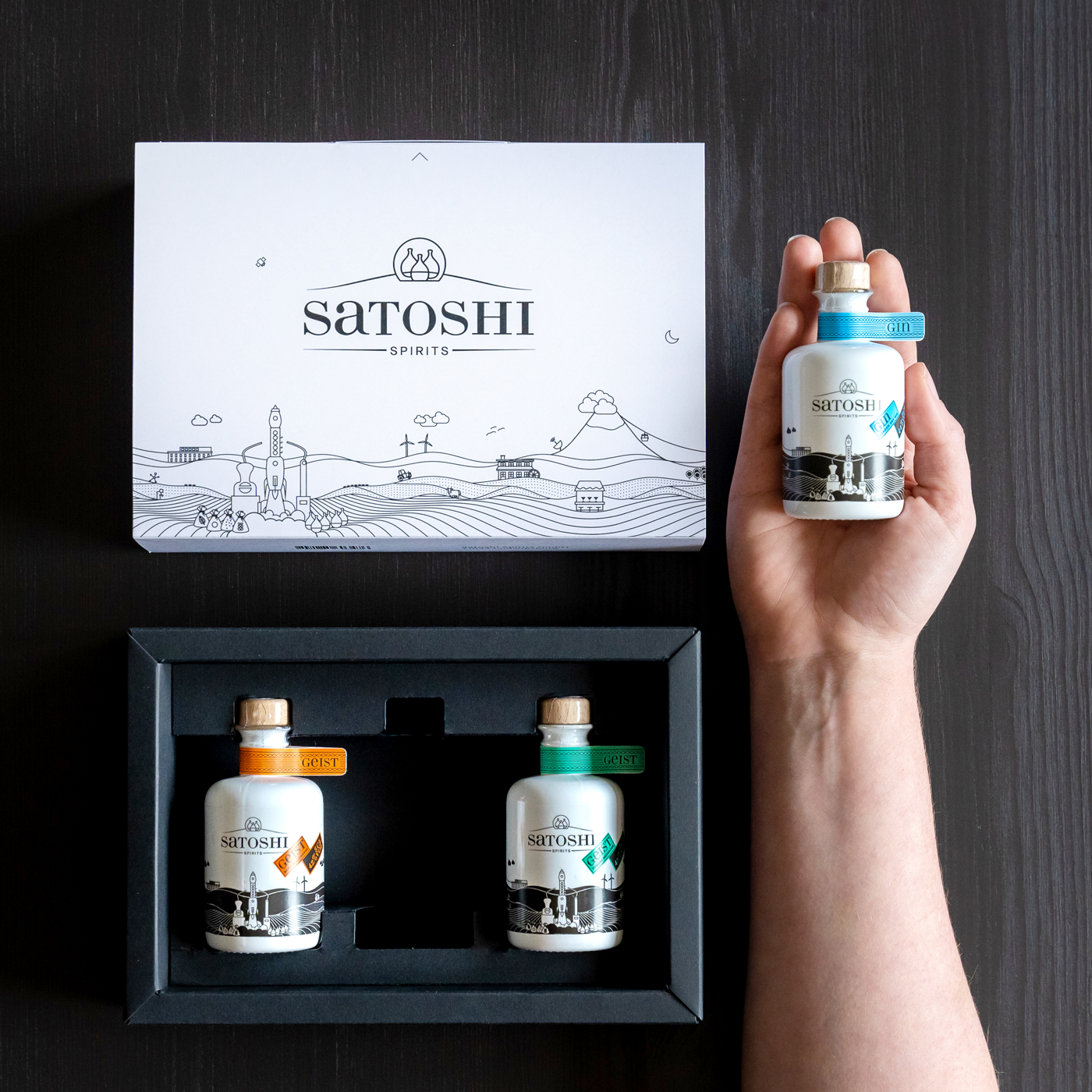 SatoshiMiniatursetHands_03